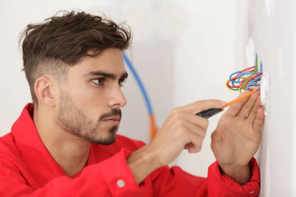 Homem Instalação Tomadas Elétricas — Fotografia de Stock