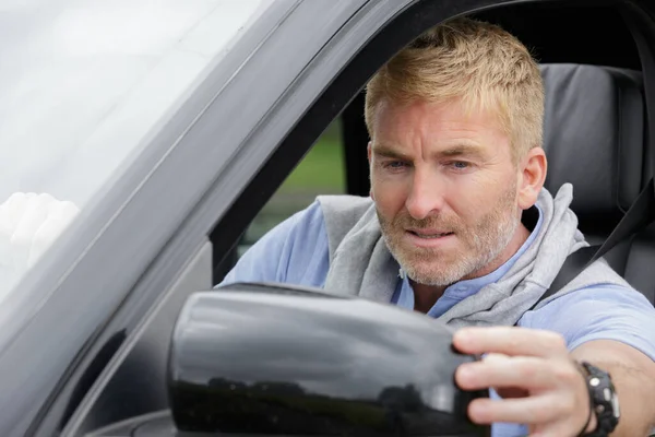 Erkek Sürücü Dikiz Aynasını Ayarlıyor — Stok fotoğraf