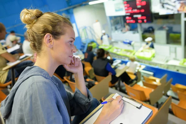 Žena Psaní Poznámek Při Práci Továrně Ryby — Stock fotografie