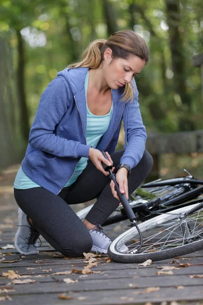 Jovem Mulher Bombeando Pneu Com Bomba Bicicleta — Fotografia de Stock