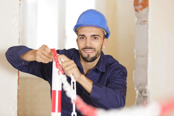 Ein Glücklicher Bauarbeiter Der Drinnen Arbeitet — Stockfoto