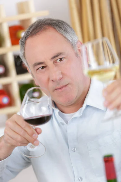 赤と白のワインの試飲体験 — ストック写真