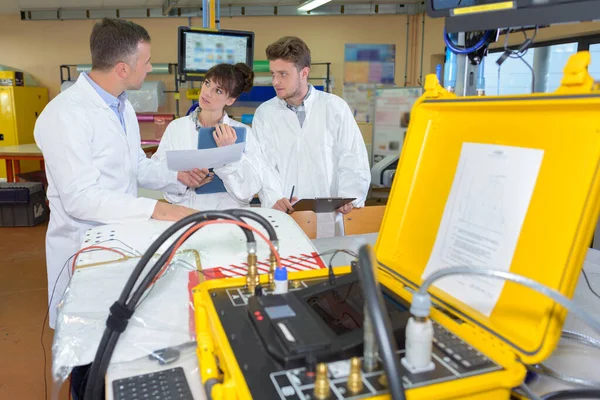 Étudiants Près Une Borne Électrique Portable — Photo