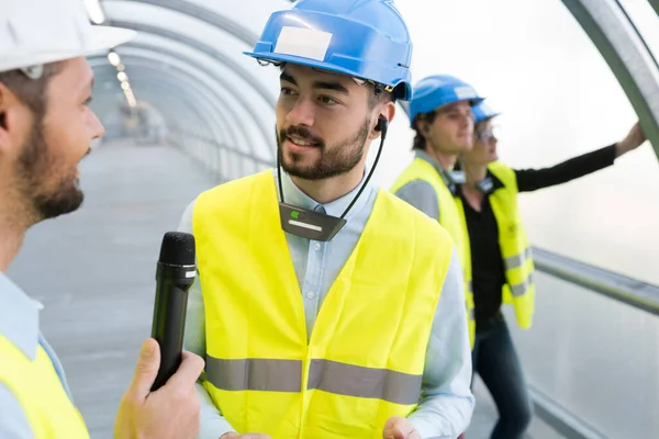 Ingeniero Construcción Comprobando Obra —  Fotos de Stock