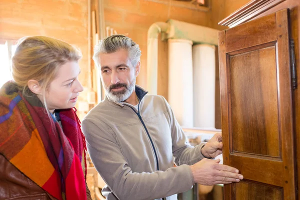 Houtbewerker Presenteert Een Houten Kast Aan Klant — Stockfoto