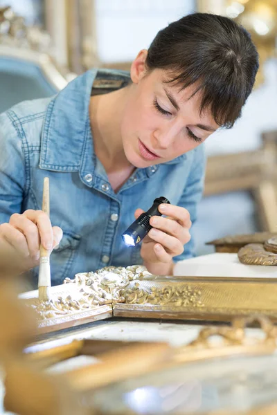 Mujer Restaurando Marco Dorado Taller Galería Arte — Foto de Stock