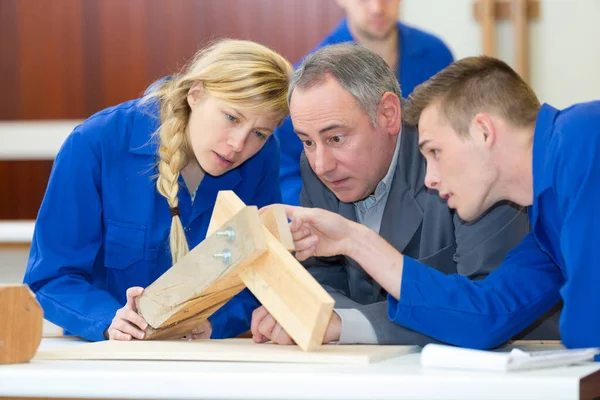 Tischler Mit Lehrling Ausbildung — Stockfoto