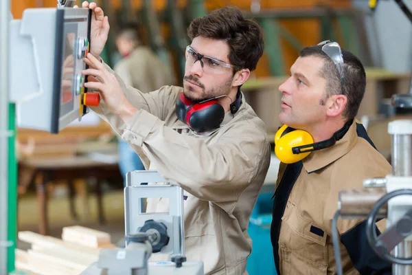 Jóvenes Trabajadores Que Presionan Controles Para Maquinaria Taller —  Fotos de Stock