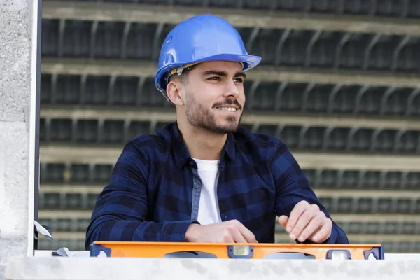 Trabajador Feliz Utiliza Nivel Para Una Ventana — Foto de Stock