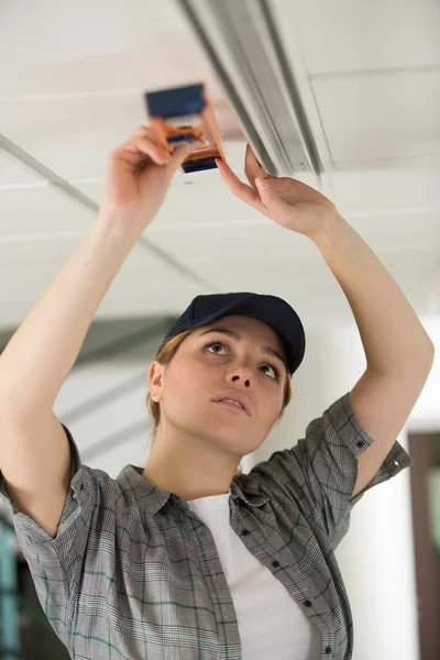 Woman Measuring Level Ceiling — Stock Photo, Image