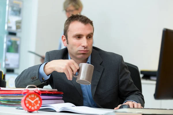 Man Ziet Moe Uit Kantoor — Stockfoto