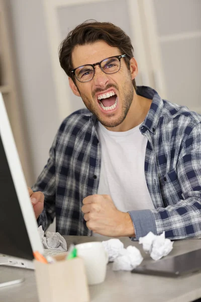 Frustrated Employee Balled Papers His Desk — Stock Photo, Image