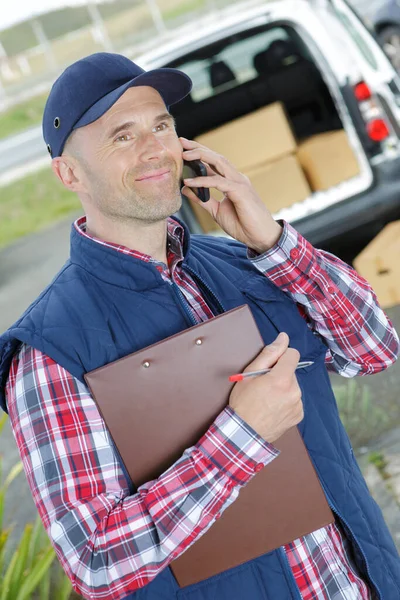 Glad Manlig Arbetstagare Front Truck Talar Mobiltelefon — Stockfoto