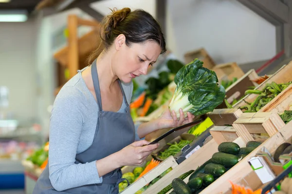 Zöldségárusító Tablettával — Stock Fotó