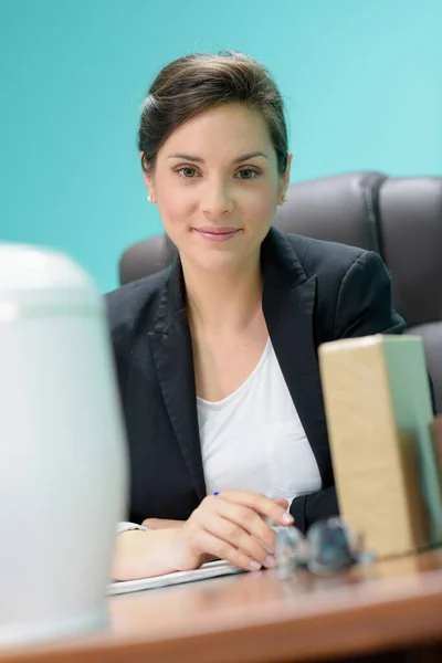 Eine Frau Bürogeschäft — Stockfoto