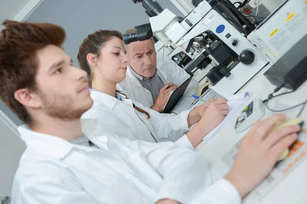 Deux Jeunes Chercheurs Scientifiques Laboratoire — Photo