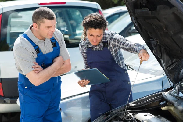 Tecnico Assistenza Auto Riparazione Motore — Foto Stock