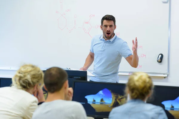 Irritado Gritando Professor Masculino Apontando — Fotografia de Stock