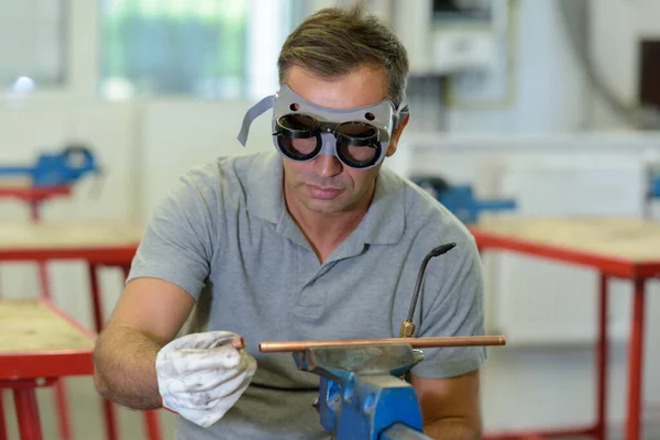 Homem Usando Óculos Preparando Tubo Cobre Para Soldagem — Fotografia de Stock