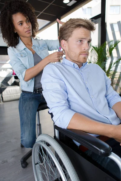 Een Gehandicapte Man Met Een Knipbeurt — Stockfoto