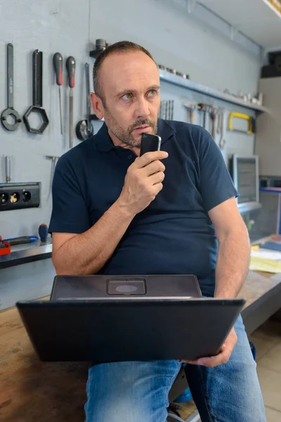 Homem Falando Telefone Com Assistente Voz Digital — Fotografia de Stock