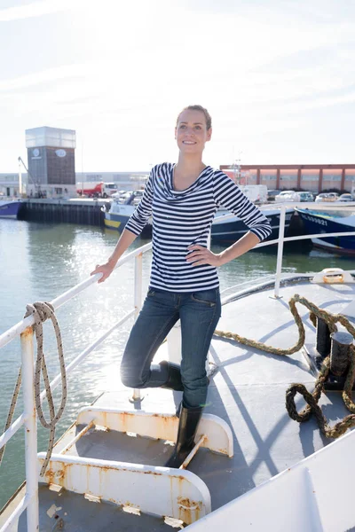 Aantrekkelijke Vrouw Staande Een Vissersboot — Stockfoto