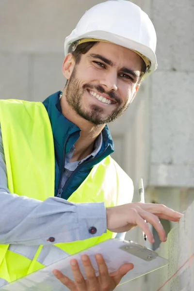 Glücklicher Bauherr Auf Der Baustelle — Stockfoto