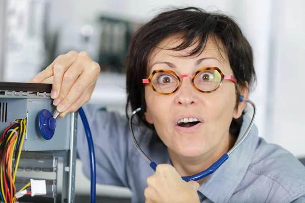 활공하는 여자가 컴퓨터의 상태를 청진기로 점검하는 — 스톡 사진