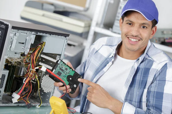 Engenheiro Masculino Repara Uma Placa Eletrônica — Fotografia de Stock