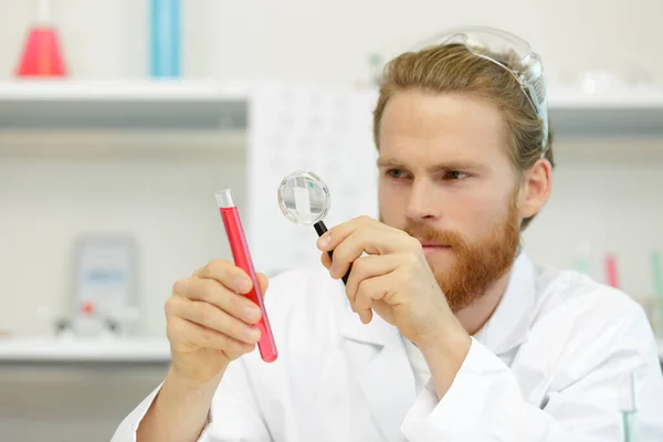 Een Jonge Laboratoriumonderzoeker — Stockfoto