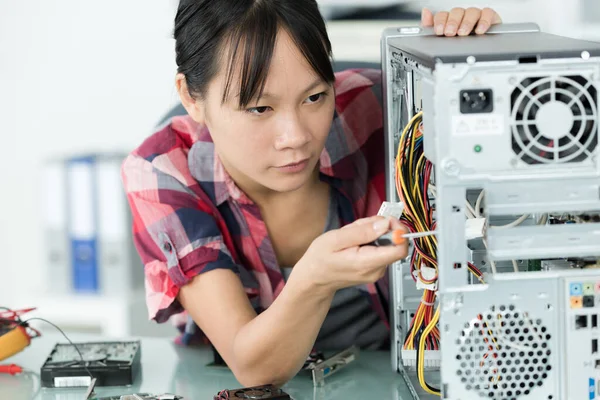 Młoda Kobieta Naprawić Element Komputera Centrum Serwisowym — Zdjęcie stockowe