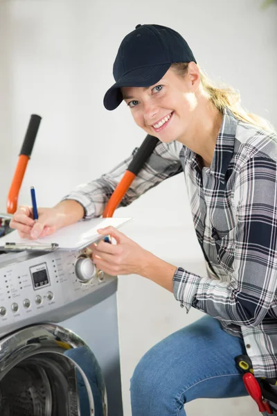 Mulher Está Entregando Uma Máquina Lavar Roupa — Fotografia de Stock