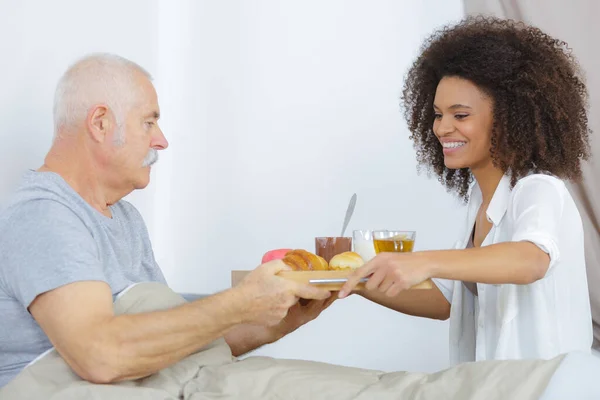 Zorgverlener Geeft Lunch Aan Senior — Stockfoto