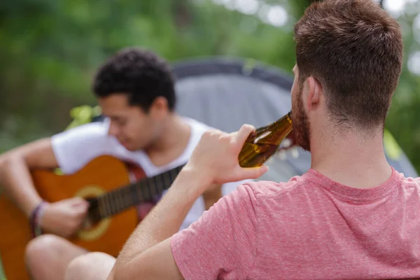 Fiatalok Sátor Gitár Sör — Stock Fotó