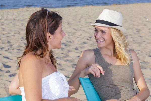 Young Women Talking Beach — Stock Photo, Image