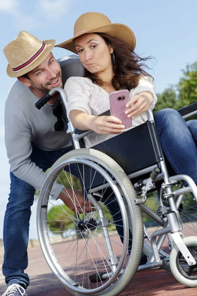 Γυναίκα Αναπηρικό Καροτσάκι Και Σύζυγός Της Βγάζει Selfie Έξω — Φωτογραφία Αρχείου