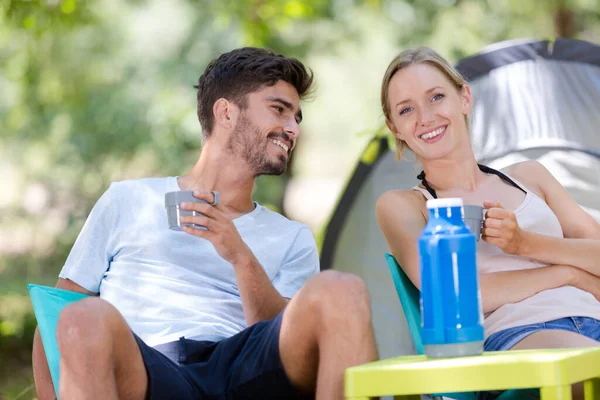 Pareja Joven Desayunando Camping — Foto de Stock