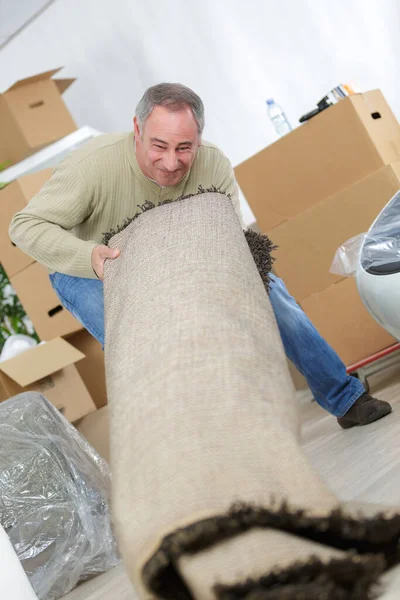 Homem Que Precisa Ajuda Para Mover Tapete — Fotografia de Stock