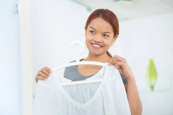 Mulher Segurando Uma Blusa Branca — Fotografia de Stock