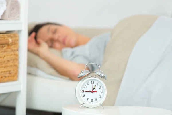 Kvinna Sover Bakgrunden — Stockfoto