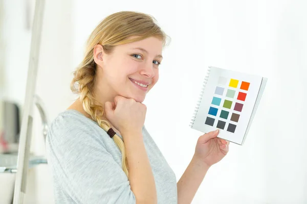 Chica Bonita Sosteniendo Una Muestra Color Sonriendo — Foto de Stock