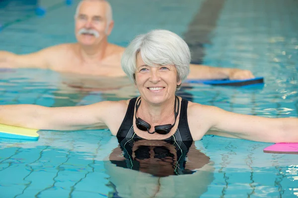 Yüzme Havuzunda Orta Yaşlı Bir Kadın — Stok fotoğraf