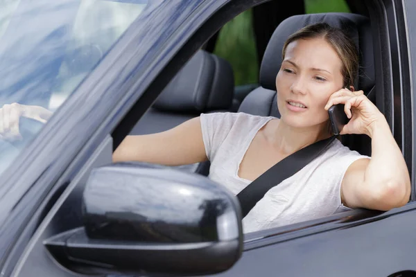 Kadın Sürücü Araba Kullanırken Telefon Ediyor — Stok fotoğraf