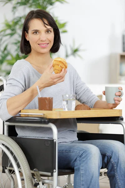 Ανάπηρος Γυναίκα Αναπηρική Καρέκλα Που Έχει Κρουασάν — Φωτογραφία Αρχείου