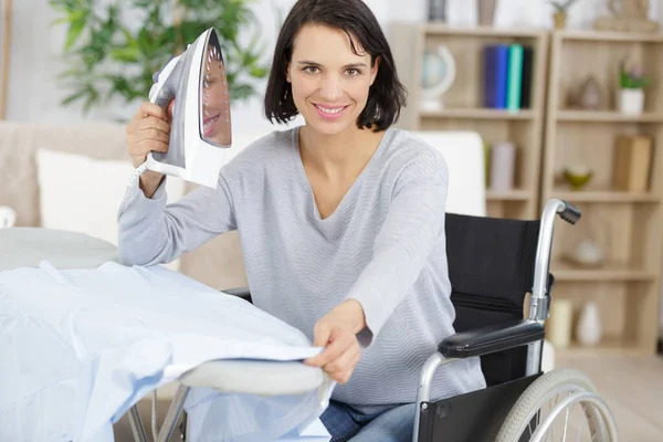 Vrouw Rolstoel Tijdens Het Strijken — Stockfoto