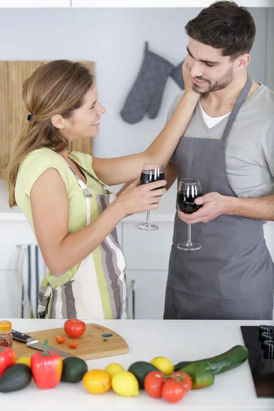 Aanhankelijk Paar Met Een Glas Wijn Tijdens Het Bereiden Van — Stockfoto