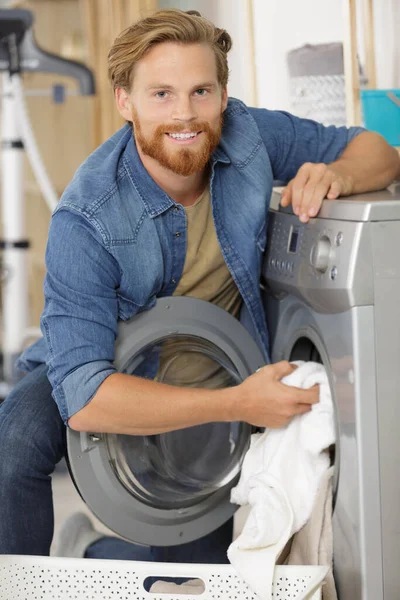 Mladý Muž Nakládající Prádlo Pračky — Stock fotografie