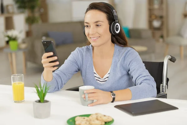 Jonge Vrouw Met Headset Zoek Naar Mobiele Telefoon — Stockfoto