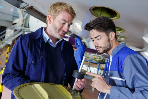 Trabalhadores Calmos Que Controlam Máquina Chassi Aeronave — Fotografia de Stock