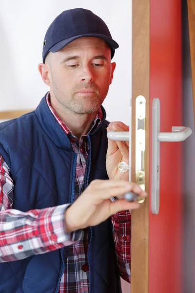 Αρσενικό Εργάτης Ξυλουργός Τεχνίτης Κατά Την Εγκατάσταση Κλειδαριά Πόρτα Από — Φωτογραφία Αρχείου